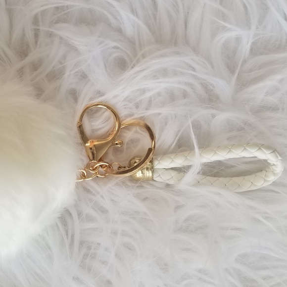 Pom pom keychain - Picture 3 of 3
